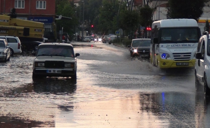Yağmurla birlikte peş peşe kazalar oldu, uzun araç kuyrukları oluştu