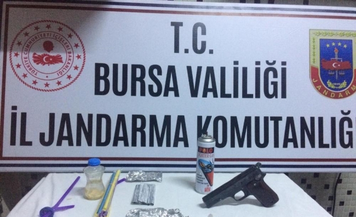 Yapılan aramada uyuşturucu madde ve ruhsatsız silah çıktı 2 kişi gözaltına alındı