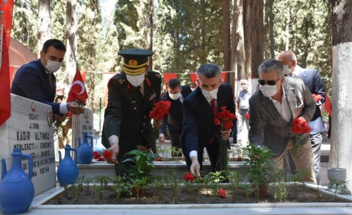 15 Temmuz Milli Birlik ve Demokrasi Günü etkinlikleri şehitlik ziyareti ile başladı