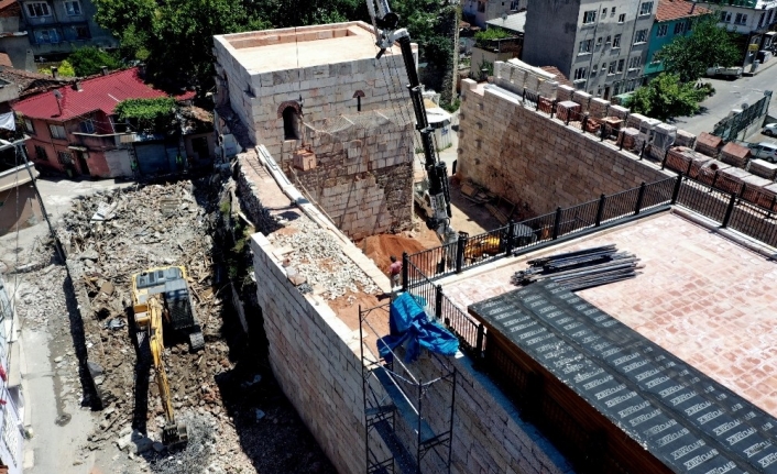 2300 yıllık surları kuşatan binalar yıkıldı
