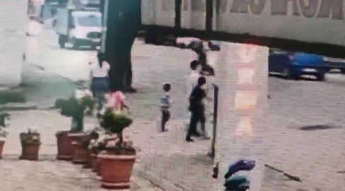 5 yaşındaki çocuk minibüsün altında böyle kaldı