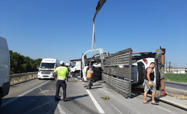 8 otomobili taşıyan TIR devrildi