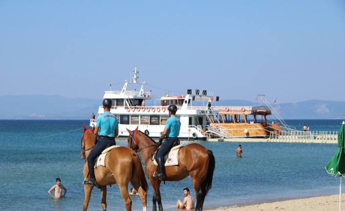 Ayvalık’ta Covit 19 pandemisine karşı atlı jandarma timleri iş başında