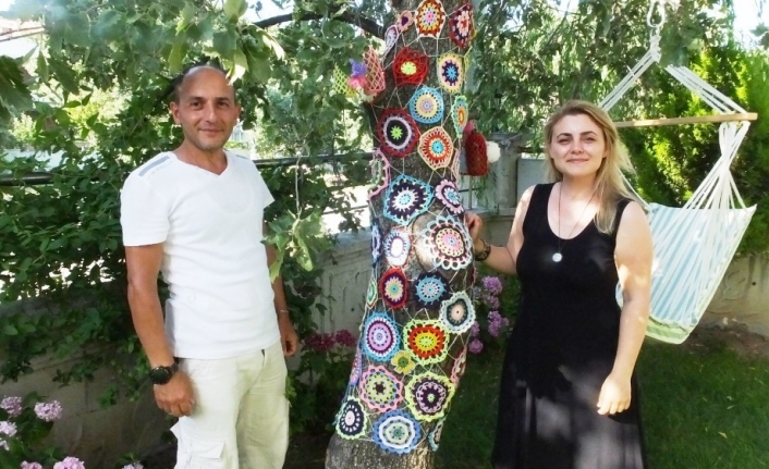 Balıkesir’de kendi için diktiği şalı ağaçlara giydirdi, ağaçlar ilgi odağı oldu