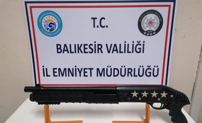 Balıkesir’de polis 5 silah ele geçirdi