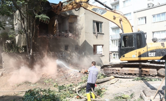 Bandırma’da metruk evler yıkılıyor