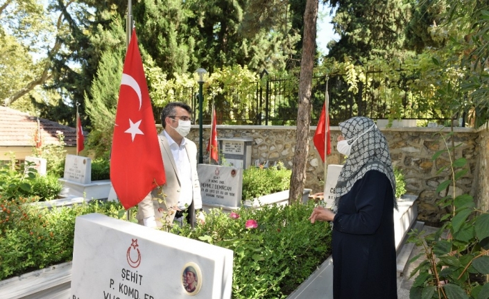 Başkan Yılmaz’dan şehitlik ziyareti