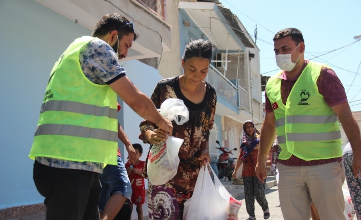 Bayram öncesi ailelere et, erzak ve nakit desteğinde bulundular