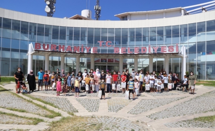 Burhaniye’de gurbetçi aile çocukları sevindirdi