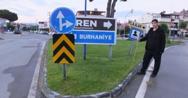 Burhaniye’de şaşırtan yön levhası düzeltildi