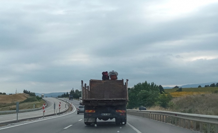 Bursa’da kamyon üstünde tehlikeli yolculuk