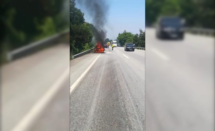 Bursa’da seyir halindeki otomobil alev alev yandı