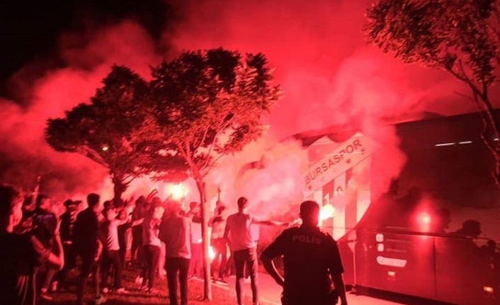 Bursasporlu taraftarlardan muhteşem karşılama
