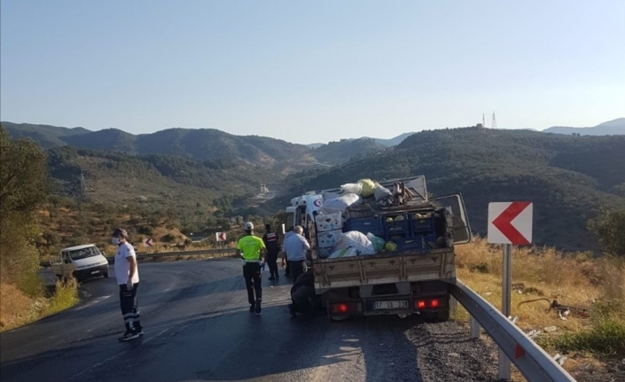 Çanakkale’de kamyonet bariyerlere çarptı: 3 yaralı