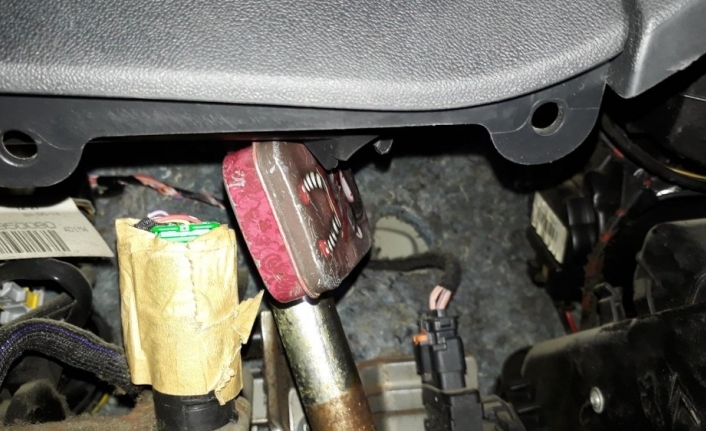 Direksiyon altındaki metal kutuya gizlenmiş uyuşturucu bulundu