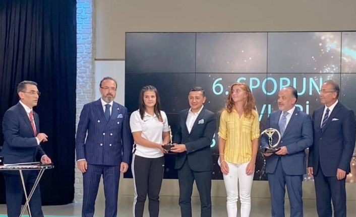 Dünya şampiyonu Habibe Afyonlu’ya onur ödülü