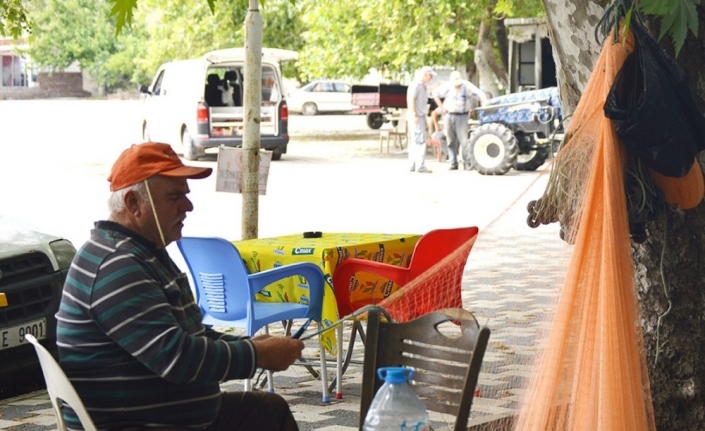 Erdek’te balıkçı ağları onarımda