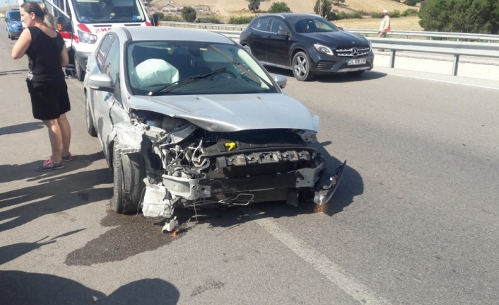 Ezine’de otomobil bariyerlere çarptı: 4 yaralı