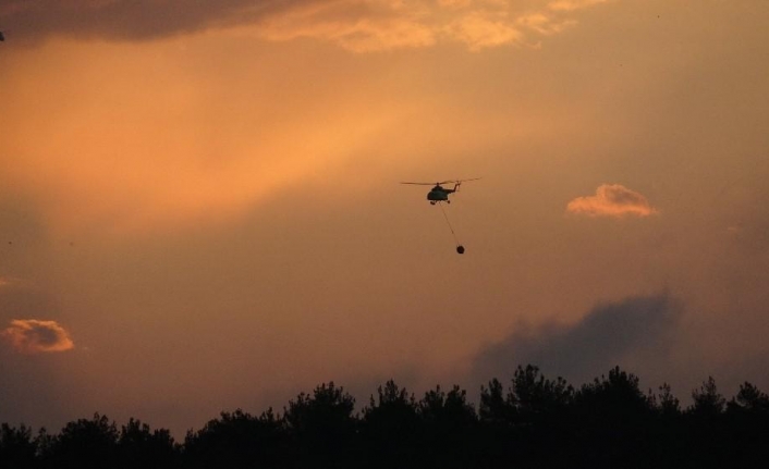 Havanın aydınlanmasıyla bir helikopter indi bir helikopter kalktı