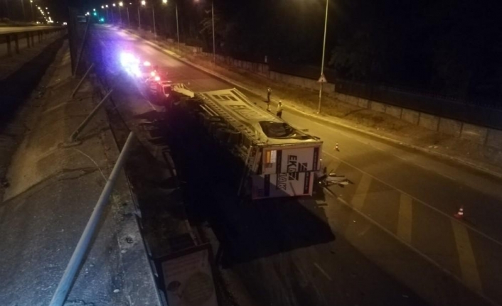 İzmir’de bariyerleri aşan TIR alt yola uçtu