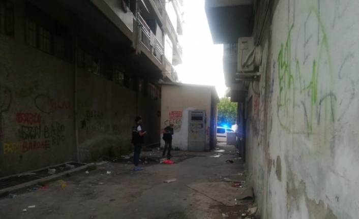 İzmir’de bıçaklandığı ileri sürülen kadın hastanede öldü