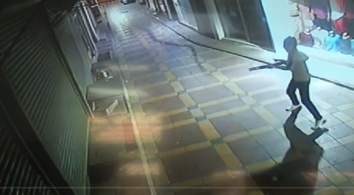 İzmir’de iş yerine pompalı tüfekle saldırı kamerada