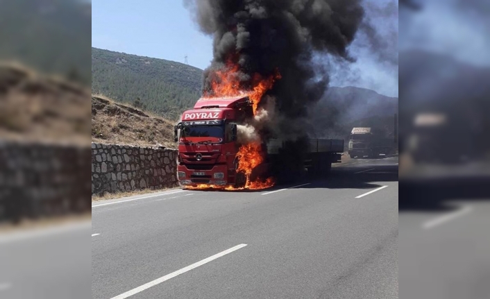 İzmir’de seyir halindeki tır alev topuna döndü