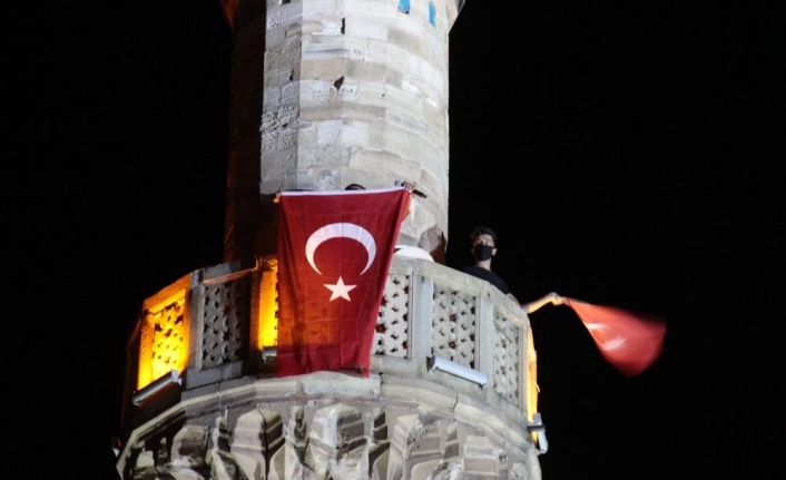 İzmir’de tüm minarelerden sela sesleri yükseldi