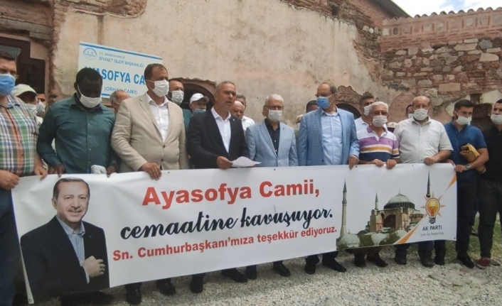 İznik Ayasofya Camii önünde, İstanbul Ayasofya Camii için lokma döktürdüler