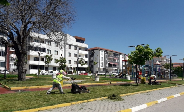 Karesi’de yeşil alan ve mezarlıklar bayrama hazırlanıyor