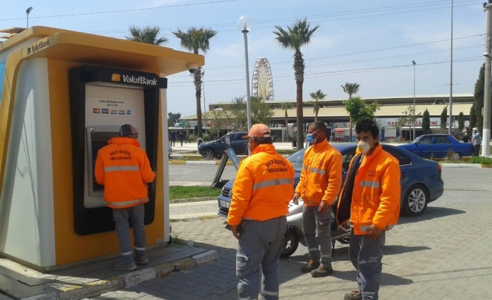 Maaşlarını düzenli almaya başlayan işçiler başkana pankartla teşekkür etti