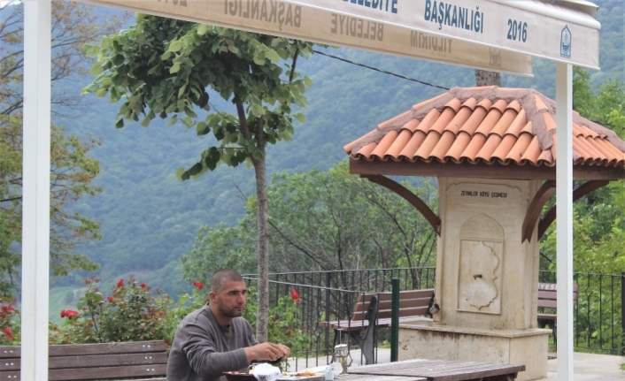 Öğle yemeğini yemek için Çalıkuşu Feride’nin köyüne gidiyorlar...