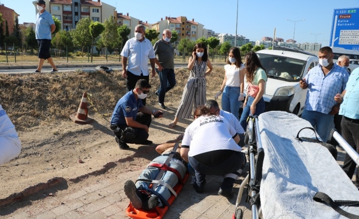 Otomobil kaldırımdaki yayalara çarptı: 3 yaralı