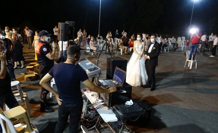 Düğünde polisten halay ikazı