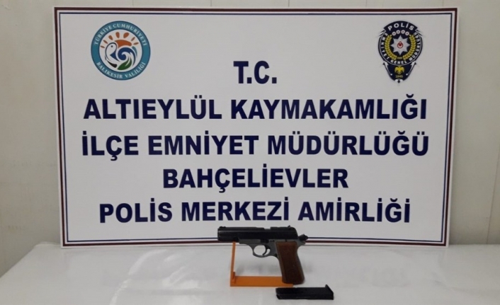 Polis Balıkesir’de 3 silah ele geçirdi