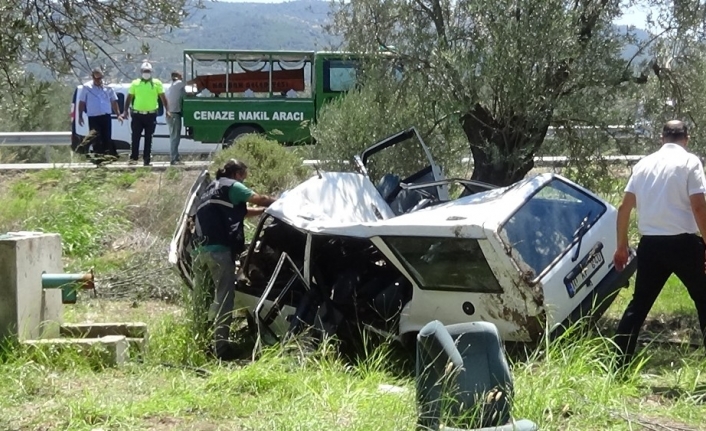 Şarampole uçup zeytin ağacına çarpan otomobil 2 kişiye mezar oldu