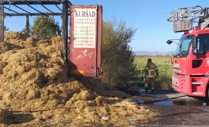 Seyir halindeki tırda samanlar tutuştu