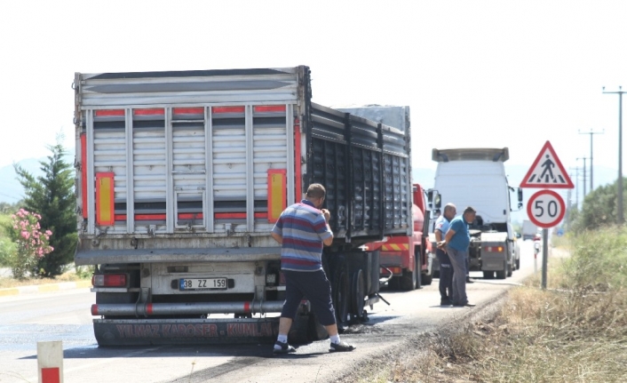 Seyir halindeyken yanan tırın lastiği, yol kenarındaki otları ve evi tutuşturdu