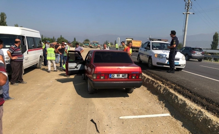 Sürücüleri uyaran bayraktara otomobil çarptı: Durumu ağır