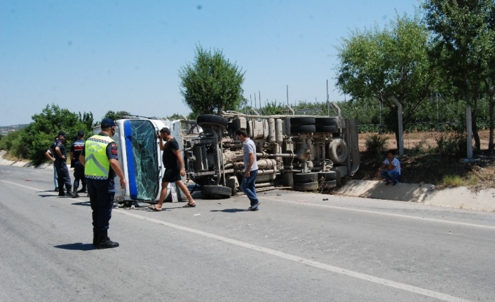 Süt tankeri yola devrildi: 1 yaralı