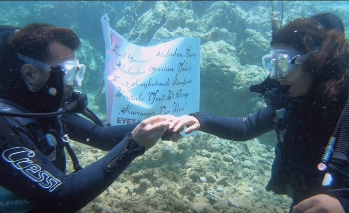 Suyun metrelerce altında sürpriz evlilik teklifi