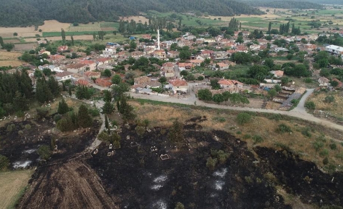 Tahliye edilen Kumköy mezarlığı alevlere teslim oldu