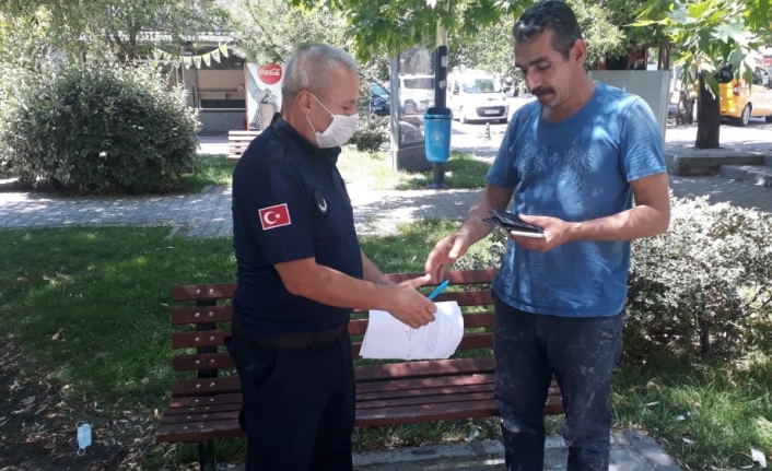 Temizlik işçisi ve zabıtadan örnek davranış