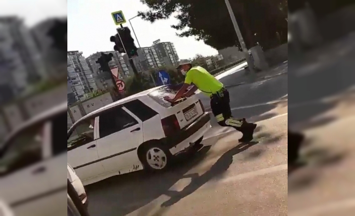 Trafik polisinden alkışlanacak hareket