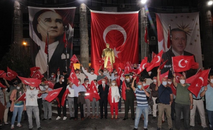 Turizm merkezlerinde de 15 Temmuz Demokrasi Nöbeti yoğun katılımla tutuldu