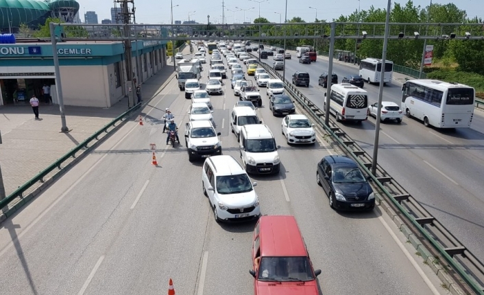 Yağ akıtan kamyon ortalığı birbirine kattı