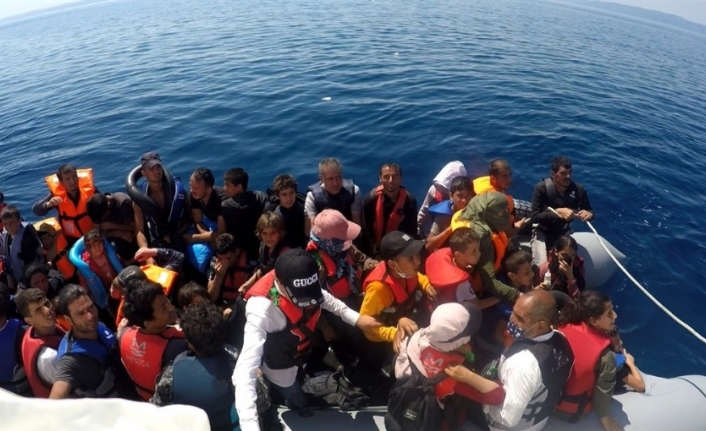 Yunanlılar tarafından geri itilen 60 düzensiz göçmen Türk Sahil Güvenlik ekipleri tarafından kurtarıldı