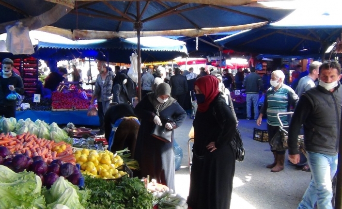 65 yaş üstünün AVM ve pazar alanlarına girişleri de yasaklandı