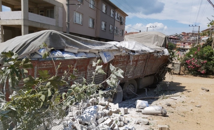 Alçı yüklü kamyon duvara çarptı o anlar kameralara yansıdı