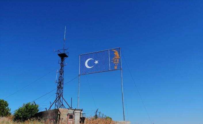 Atatürk ve Türk Bayrağının panosu tamir bekliyor